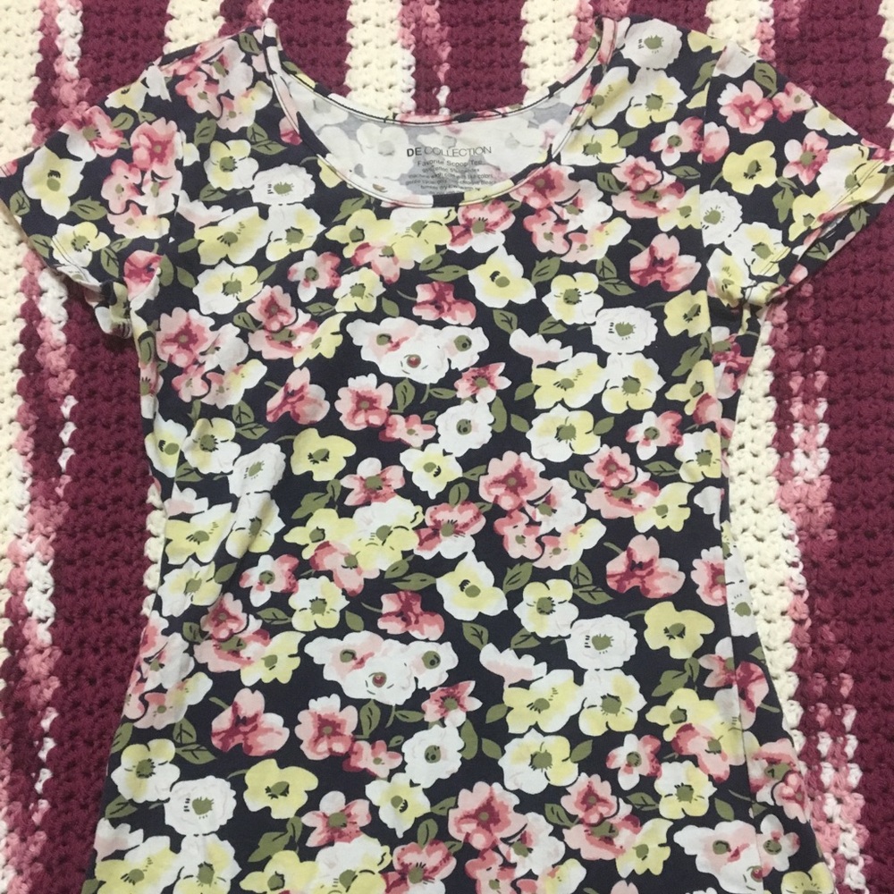 Stretchy floral tee/ undershirt